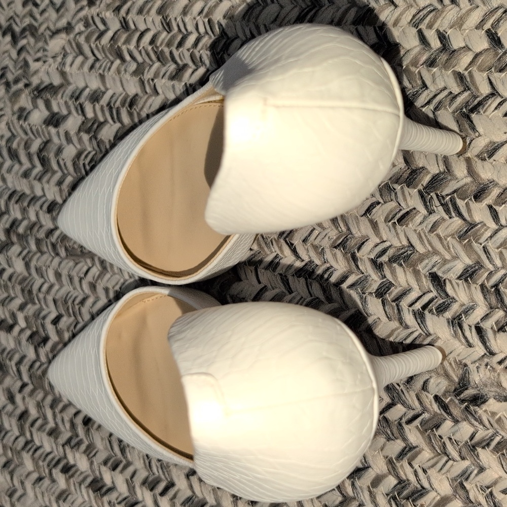 Jessica Simpson Claudette White Snake Print Pumps. - Picture 3 of 7